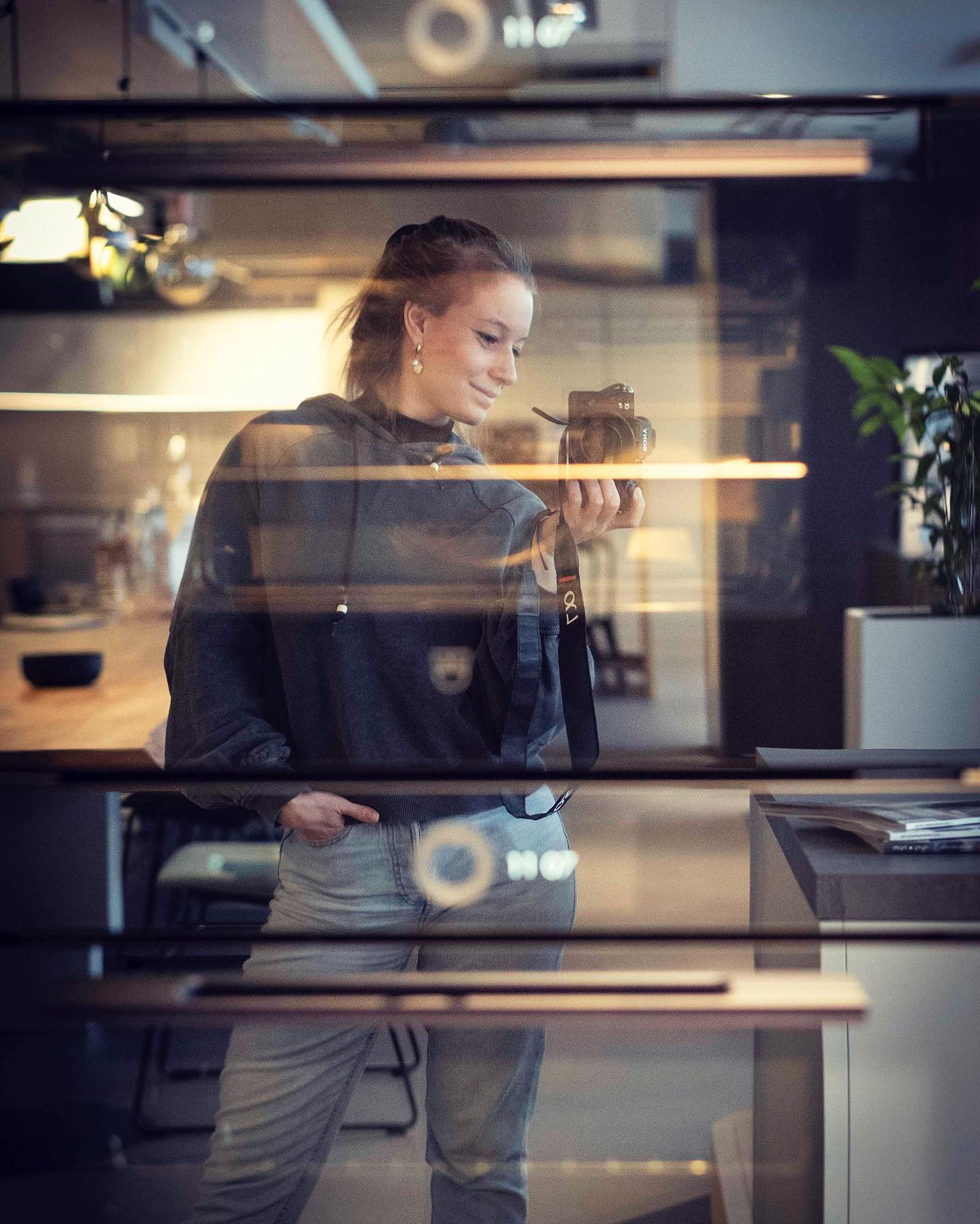 Friday-christmas-work-mode is on 🎄🙌🏻📷👩🏼💻 #smart #design #photography #portrait #mirrorselfie #reflections #selfreflection